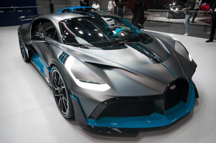 bugatti-divo-brand-new-2020-mid-engine-track-sports-car-dubai-motor-show-e1635757047173 (1)-min