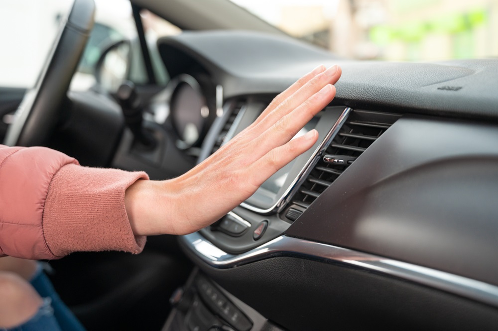 Pourquoi la climatisation de ma voiture souffle-t-elle de l'air