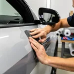 coller un sticker sur une voiture